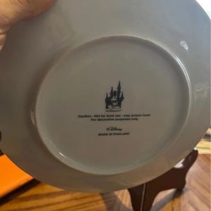 Disney plate set comes with stands for plates